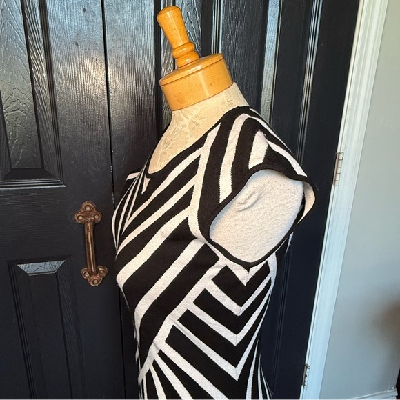 Banana Republic black and white geometric pattern dress Large - Picture 4 of 11